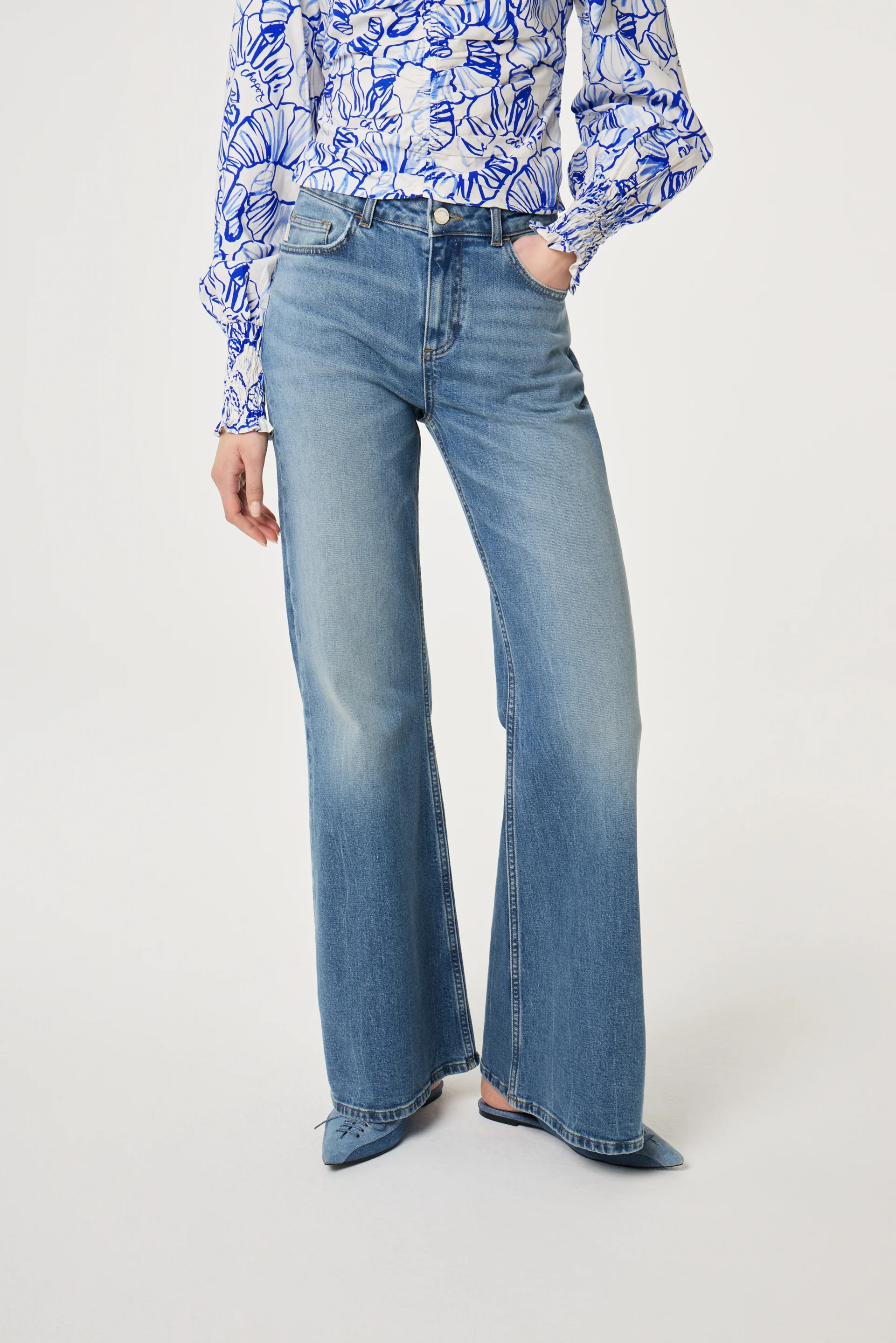 Vic Bootcut Jeans | Mid Blue - Image 2
